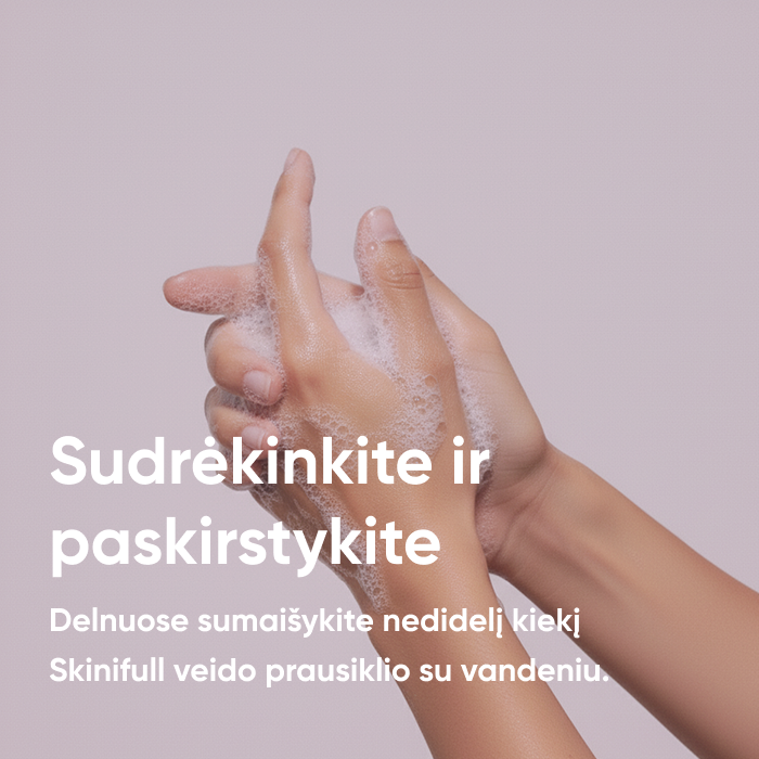 Rankos su putomis – Skinifull veido prausiklio naudojimo pirmas žingsnis: sudrėkinkite ir paskirstykite.