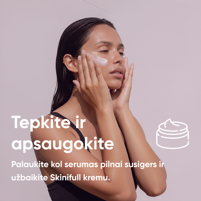 Moteris tepa Skinifull drėkinantį kremą, užbaigdama veido priežiūros rutiną.