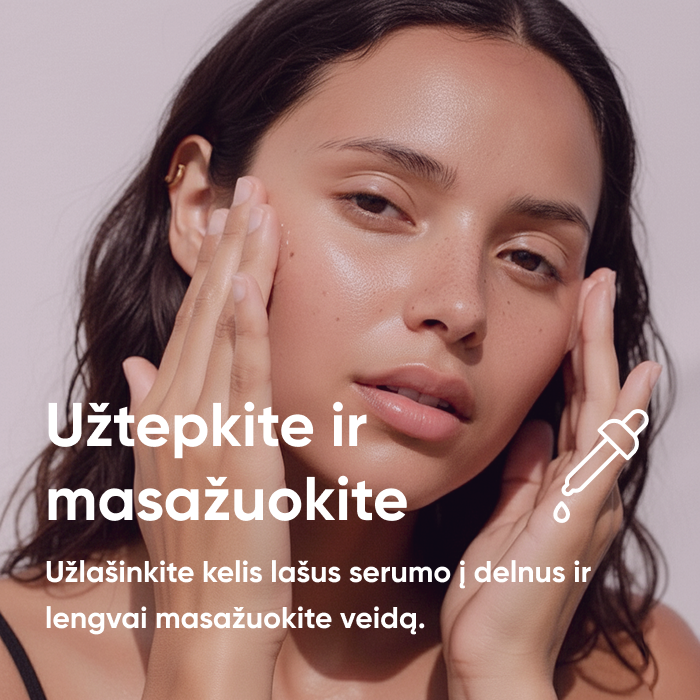Moteris masažuoja veidą užtepdama Skinifull drėkinantį serumą.