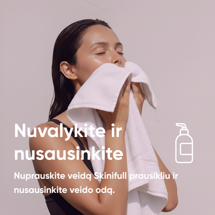 Moteris valo veidą rankšluosčiu po Skinifull veido prausiklio naudojimo.