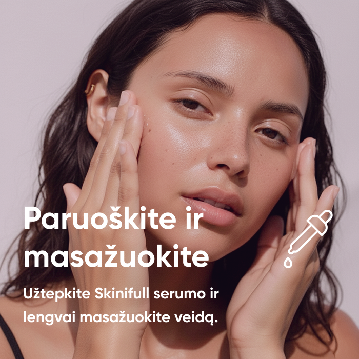 Moteris masažuoja veidą užtepdama Skinifull drėkinantį serumą.