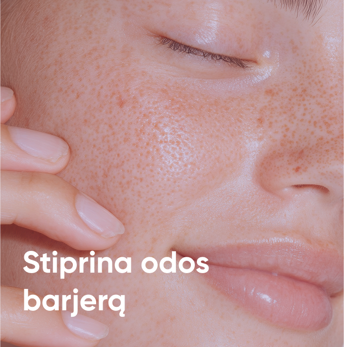 Artimas moters veido vaizdas su užmerktomis akimis ir šypsena.