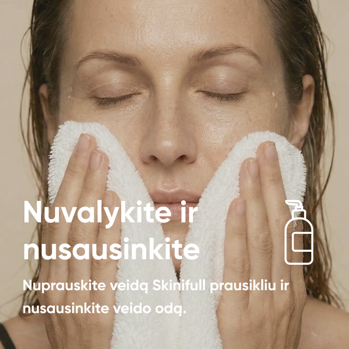 Moteris valo veidą rankšluosčiu po Skinifull veido prausiklio naudojimo.