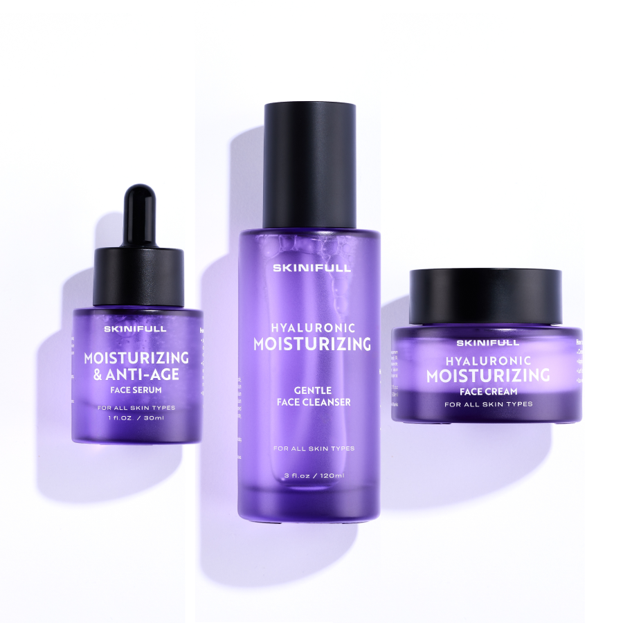 Trys Skinifull produktai – Moisturizing & Anti-Age Face Serum su pipete, Hyaluronic Moisturizing Gentle Face Cleanser buteliuke ir Hyaluronic Moisturizing Face Cream inde
