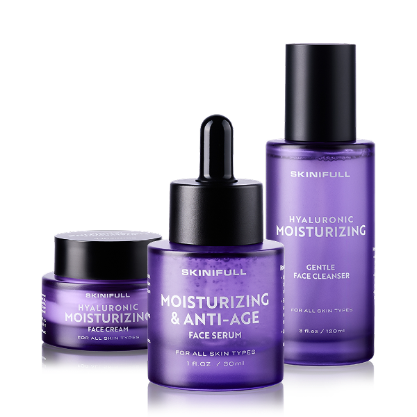 Trys Skinifull produktai – Moisturizing & Anti-Age Face Serum su pipete, Hyaluronic Moisturizing Gentle Face Cleanser buteliuke ir Hyaluronic Moisturizing Face Cream inde