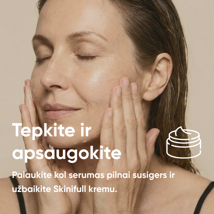 Moteris tepa Skinifull drėkinantį kremą, užbaigdama veido priežiūros rutiną.